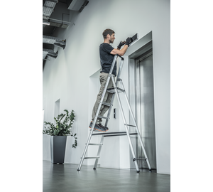 ML 6-step stepladder, accessible from one side, in use | © MUNK GmbH