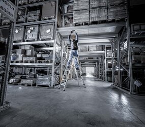 Stufen-Stehleiter 2x4 Stufen steckbar mit Einsteckteil | © MUNK GmbH