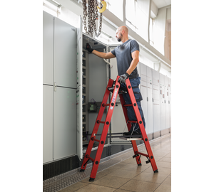 Stehleiter GFK 2x5 Spr Anwendung mit Einhängetritt | © MUNK GmbH