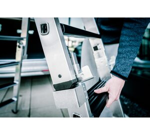 Stufen-Stehleiter 2x4 Stufen steckbar mit Einsteckteil | © MUNK GmbH