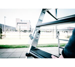 Stufen-Stehleiter 2x4 Stufen steckbar mit Einsteckteil | © MUNK GmbH