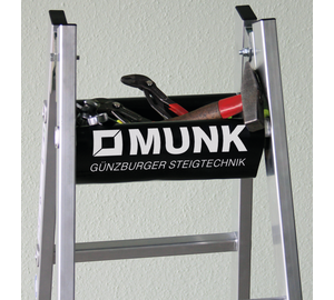 Werkzeugablage Anwendung an Sprossen-Stehleiter | © MUNK GmbH