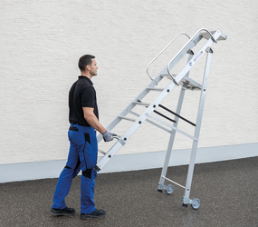 Plattformleiter mit Rollen und Griff, 6 Stufen, mit Ablageschale | © MUNK GmbH PF-Leiterm. Rollen & Griff, 6 St.,m. Ablageschale | © MUNK GmbH