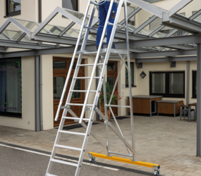 Plattformleiter klappbar und fahrbar, 10 Stufen, Querrohr B= 1,70m | © MUNK GmbH PF-L klappbar & fahrb., 10 St., Querrohr B= 1,70m | © MUNK GmbH