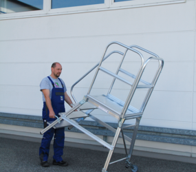 Podesttreppe eins. begehbar mit Rollen & Griffen Aluminium geriffelt, 4 Stufen | © MUNK GmbH Podesttr. eins. Rollen & Griffen Alu ger., 4 St. | © MUNK GmbH