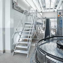 Walkway system next to conveyor belt in industrial hall | © MUNK GmbH