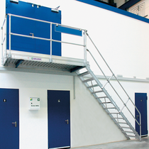 Staircase with platform in an industrial hall | © MUNK GmbH