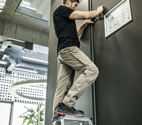 Haushalts-Klapptritt 2 Stufen in der Anwendung | © MUNK GmbH Haushalts-Klapptritt 2 Stufen in der Anwendung | © MUNK GmbH