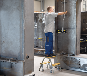 Stahl-Holz-Tritt mit Lenkrollen 2 Stufen Anwendung | © MUNK GmbH Stahl-Holz-Tritt mit Lenkrollen 2 Stufen Anwendung | © MUNK GmbH