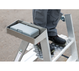 Marchepied pliant avec marches des deux côtés Cuvette porte-outils Application | © MUNK GmbH