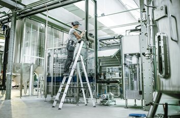 Stepladder with steps, single-sided access with clip-step relax application | © MUNK GmbH