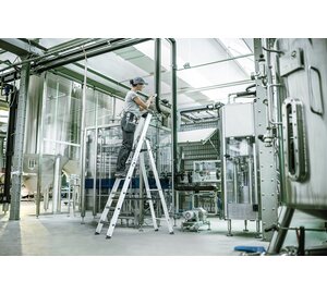 Stufen-Stehleiter einseitig begehbar mit clip-step relax Anwendung | © MUNK GmbH