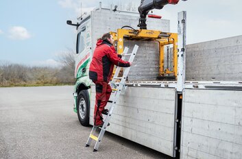 Stufen-Einhängeleiter LKW 8 Stufen inkl. Einhängevorrichtung Anwendung | © MUNK GmbH