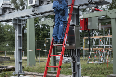 Straight ladder GRP w. stab. 12 rungs Application w. hook-in step | © MUNK GmbH