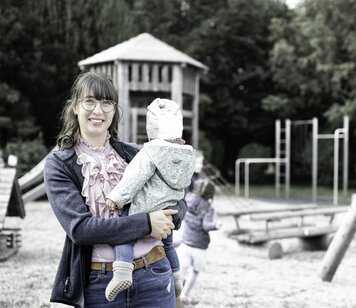 Mère avec enfant dans les bras | © MUNK GmbH