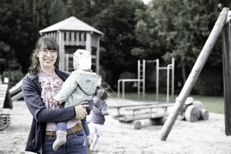 Mother with child in her arms | © MUNK GmbH
