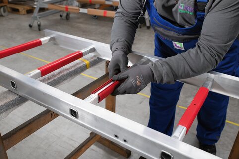 Neuen Sprossenbelag über die Sprosse schieben. | © MUNK GmbH