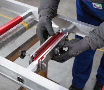 Sprossenbelag mit Hilfe des Montagewerkzeugs an die Sprossen klemmen. | © MUNK GmbH