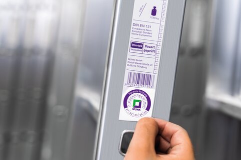 Prüfplakette 18 aufkleben | © MUNK GmbH