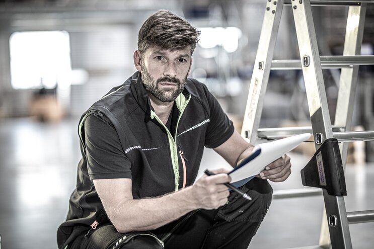 Service staff checking the ladder | © MUNK GmbH