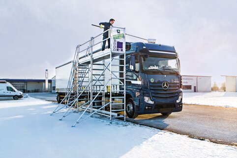 Enteisung eines LKW am Enteisungsgerüst | © MUNK GmbH