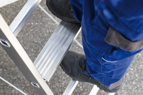 Stufenmodul MaxxStep im Einsatz auf Leiter | © MUNK GmbH
