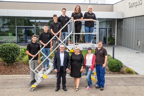 Gruppenfoto: neue Azubis 2019 und Geschäftsleitung | © MUNK GmbH