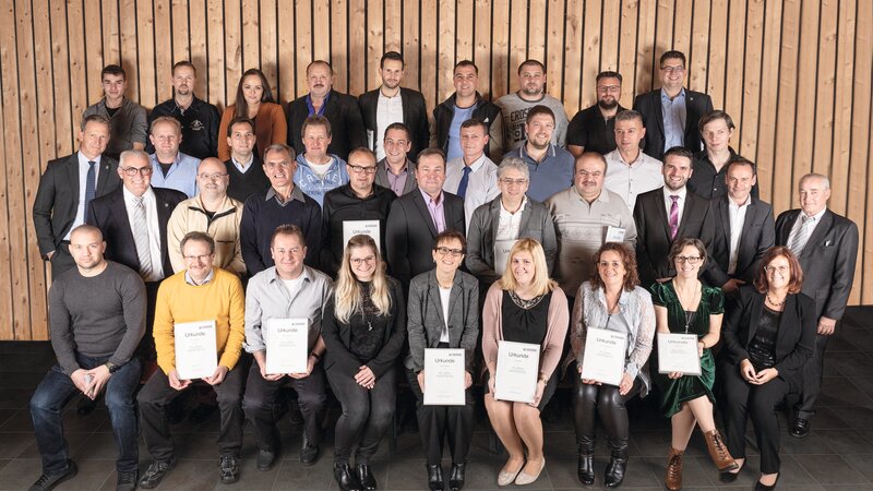 Günzburger Steigtechnik GmbH long-service employees for their 5 to 35 years of service for the company. Ferdinand Munk (2nd row on left) expressed his satisfaction with 2019 results at the year-end part, concluding with the company’s product innovations, increased turnover and awards. | © MUNK GmbH