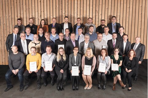 Les salariés fêtant leurs cinq à trente-cinq années de fidélité à l’entreprise à l'honneur. À l’occasion des fêtes de fin d’année, Ferdinand Munk (2e rangée, gauche) a exprimé sa satisfaction pour l’année 2019, qu’il conclut sur des perspectives d'innovations produits, de développement du chiffre d’affaires et de récompenses. | © MUNK GmbH