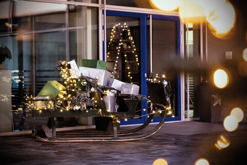 Schlitten mit Geschenken | © MUNK GmbH