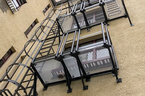 Notleiteranlage Steigleiter RAL 7022 | © MUNK GmbH