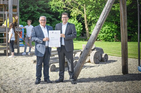 Geschäftsführung mit Urkunde "berufundfamilie" | © MUNK GmbH