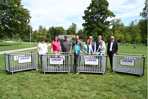 Die MUNK Group übergab vier Laufgitter für die Sicherheit der jüngsten Badegäste an die Ideengeber Lothar Böck und Josef Fritz. Auf dem Foto (v. l. n. r.): Maria Fritz, Andrea und Josef Fritz mit den Kindern Anton und Elisa (Pächterehepaar „Esstisch bei Joe“), Günther Münzing (Schwimmmeister), Ruth Munk, Ferdinand Munk und Alexander Werdich (Geschäftsführende Gesellschafter der MUNK Group), Ludwig Munk sowie Lothar Böck (Vorsitzender der Stadtwerke Günzburg).