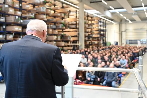Blick auf die jährliche Betriebsversammlung der MUNK Group mit Vortrag der Geschäftsleitung vor zahlreichen Mitarbeitenden.