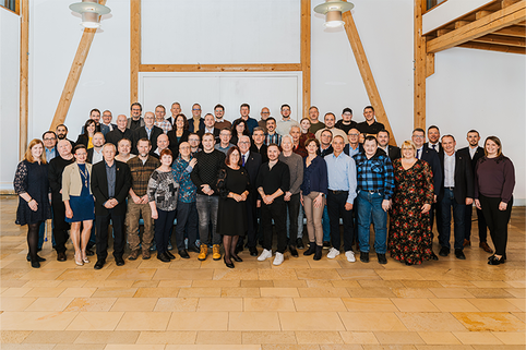 Gruppenfoto der 58 Betriebsjubilare der MUNK Group bei der feierlichen Ehrung. | © MUNK GmbH