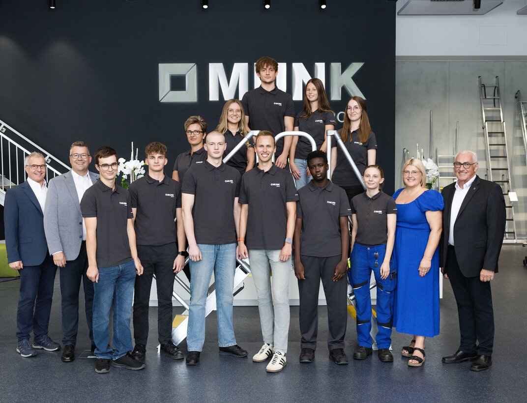 Am 1. September 2026 begrüßte die MUNK Group elf neue Auszubildende und dual Studierende. Auf dem Foto gemeinsam mit Harald Gruber (Leitung Personal), Alexander Werdich (Inhaber und Geschäftsführer), Margit Werdich-Munk (Personalreferentin) und Ferdinand Munk (Inhaber und Geschäftsführer). | © MUNK GmbH