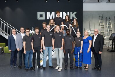 Am 1. September 2026 begrüßte die MUNK Group elf neue Auszubildende und dual Studierende. Auf dem Foto gemeinsam mit Harald Gruber (Leitung Personal), Alexander Werdich (Inhaber und Geschäftsführer), Margit Werdich-Munk (Personalreferentin) und Ferdinand Munk (Inhaber und Geschäftsführer). | © MUNK GmbH