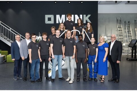 Am 1. September 2026 begrüßte die MUNK Group elf neue Auszubildende und dual Studierende. Auf dem Foto gemeinsam mit Harald Gruber (Leitung Personal), Alexander Werdich (Inhaber und Geschäftsführer), Margit Werdich-Munk (Personalreferentin) und Ferdinand Munk (Inhaber und Geschäftsführer). | © MUNK GmbH