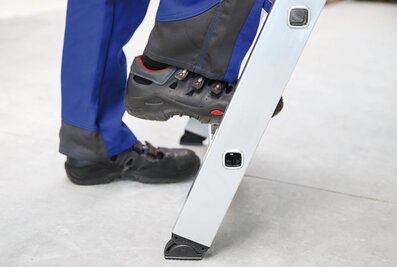 Sicher nach oben: Die neue Generation des Leiterschuhs nivello der Günzburger Steigtechnik bietet ein Plus an Arbeitssicherheit und Flexibilität.  | © MUNK GmbH
