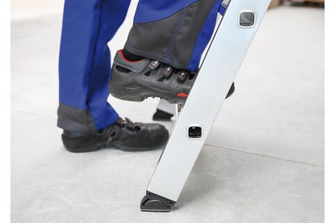 Une montée sûre : La nouvelle génération de patins nivello® de Günzburger Steigtechnik améliore à la fois la sécurité et la flexibilité.  | © MUNK GmbH