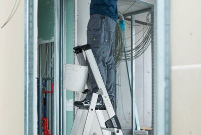 Ob Handwerk, Industrie, öffentlicher oder Dienstleistungs-Sektor: Der neue nivello-Leiterschuh sorgt in verschiedensten Branchen für ein Plus an Arbeitssicherheit. | © MUNK GmbH