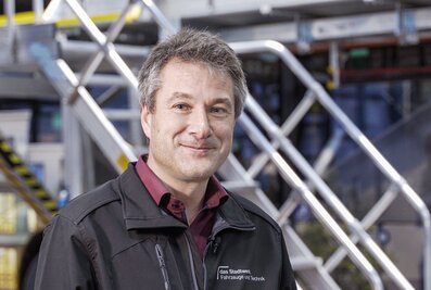 Andreas Riebel, stellvertretender Betriebsleiter der „das Stadtwerk Regensburg. Fahrzeuge und Technik GmbH“, setzt bei der Wartung und Reparatur von Nutzfahrzeugen auf den nivello-Leiterschuh der Günzburger Steigtechnik. | © MUNK GmbH