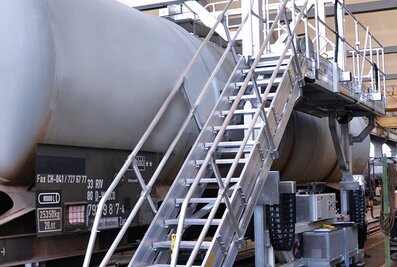 Mobile Wartungsbühnen der Günzburger Steigtechnik sind mit einem Hochleistungs-Akku ausgestattet und sind daher kabellos verfahrbar. | © MUNK GmbH