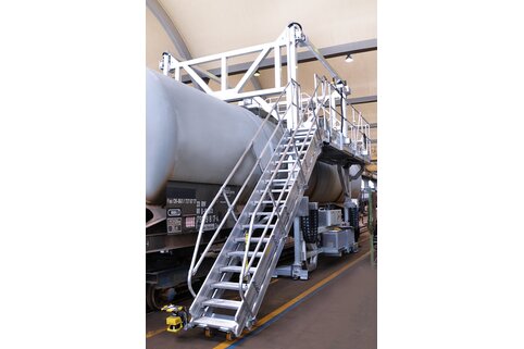 Günzburger Steigtechnik mobile maintenance platforms are equipped with a high-performance battery and can therefore be moved without the need for cables. | © MUNK GmbH