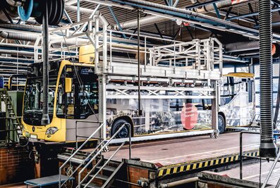 Die High-End-Sonderkonstruktionen aus Günzburg bieten Effizienz und Arbeitssicherheit – wie diese Portal-Dacharbeitsbühne für die Wartung von hochmodernen Bussen. | © MUNK GmbH