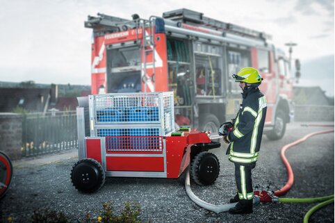 Rescue services can effortlessly transport materials and equipment from A to B in a one-man operation using the first electrically driven eRC mobile container – even over rough terrain and over obstacles, like kerbs and hoses. | © MUNK GmbH