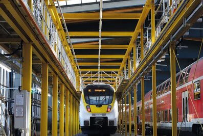 Für Effizienz und Arbeitssicherheit pur in der Wartung von Schienenfahrzeugen sorgt dieser Dacharbeitsstand der Günzburger Steigtechnik. | © MUNK GmbH