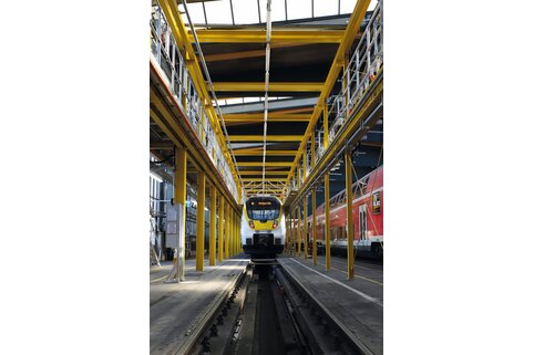 The Günzburger Steigtechnik roof working structure provides efficiency and safety at work in the maintenance of rail vehicles. | © MUNK GmbH
