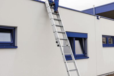 The two-section push-up extension ladder with steps ensures maximum safety at work, and was developed in compliance with the revision of TRBS 2121 Part 2. | © MUNK GmbH