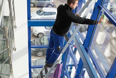 Innovative: The step window cleaner’s ladder was developed in-house by Günzburger Steigtechnik to meet the exacting requirements in this sector. | © MUNK GmbH